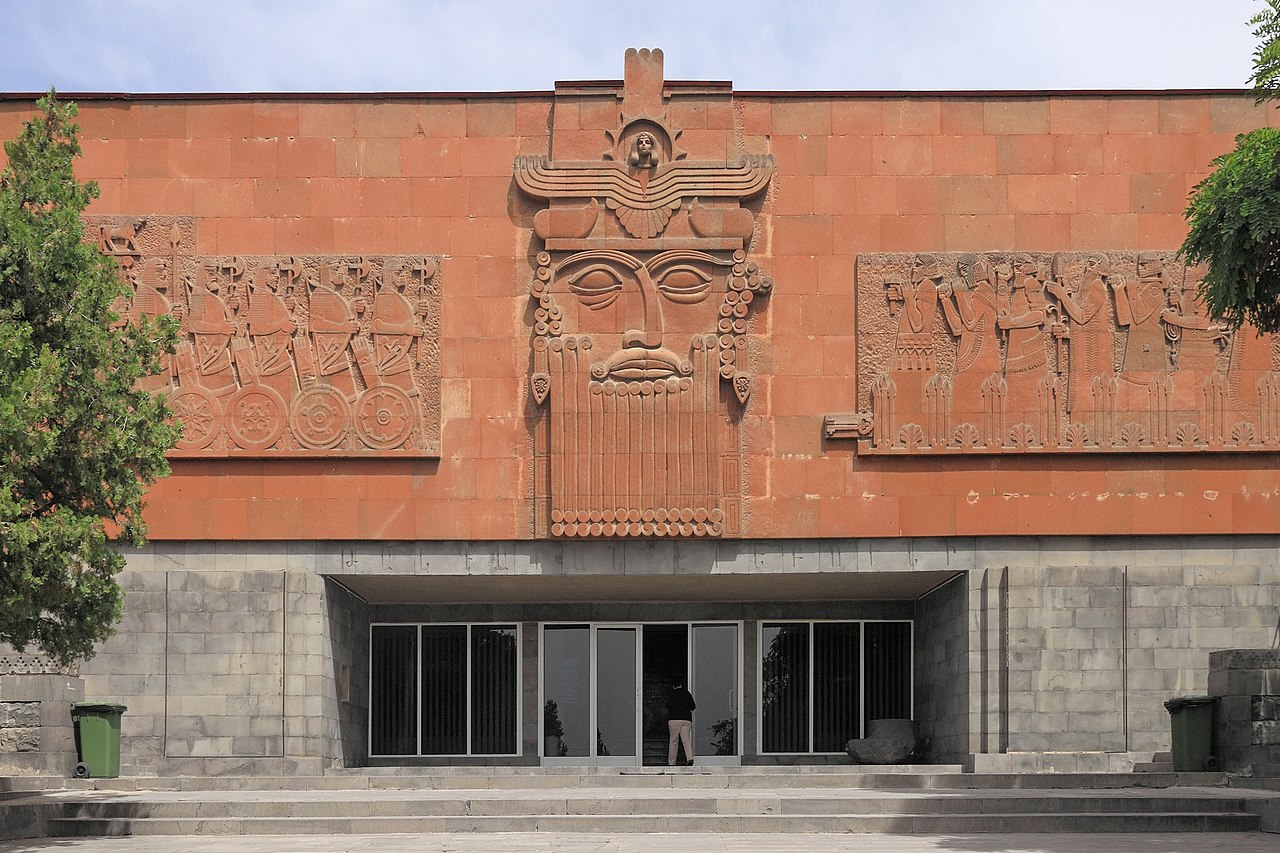 68 ереван1280px-2014_Erywań,_Erebuni,_Muzeum_Erebuni,_Budynek_muzeum_(02).jpg