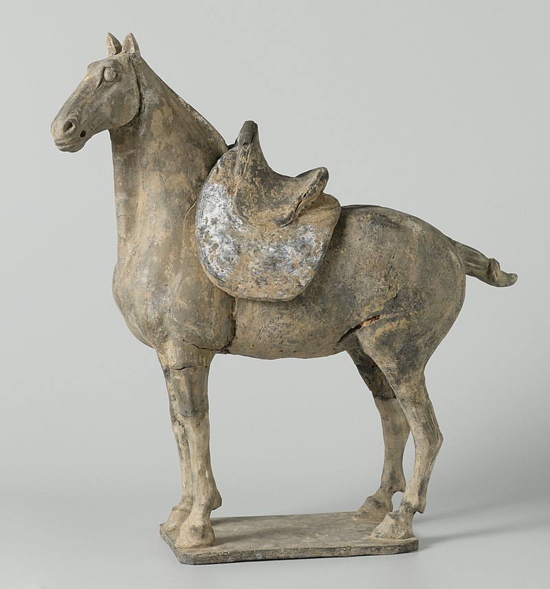 7-8Graffiguur_van_een_gazadeld_paard_Grafgiften_van_paarden_en_kamelen_(serietitel),_AK-MAK-66.jpg