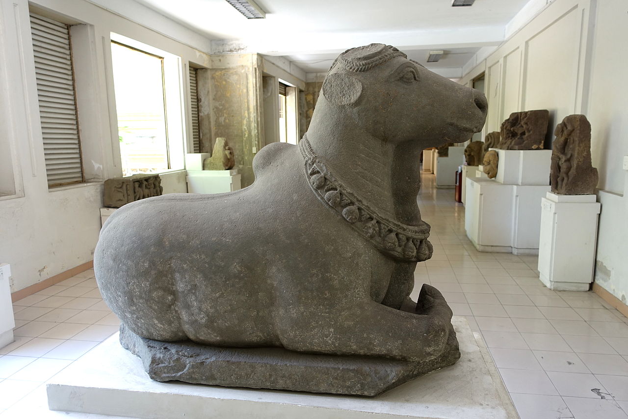 7-8Nandi,_view_2,_Tra_Kieu,_7th-8th_century,_Quang_Nam_-.JPG