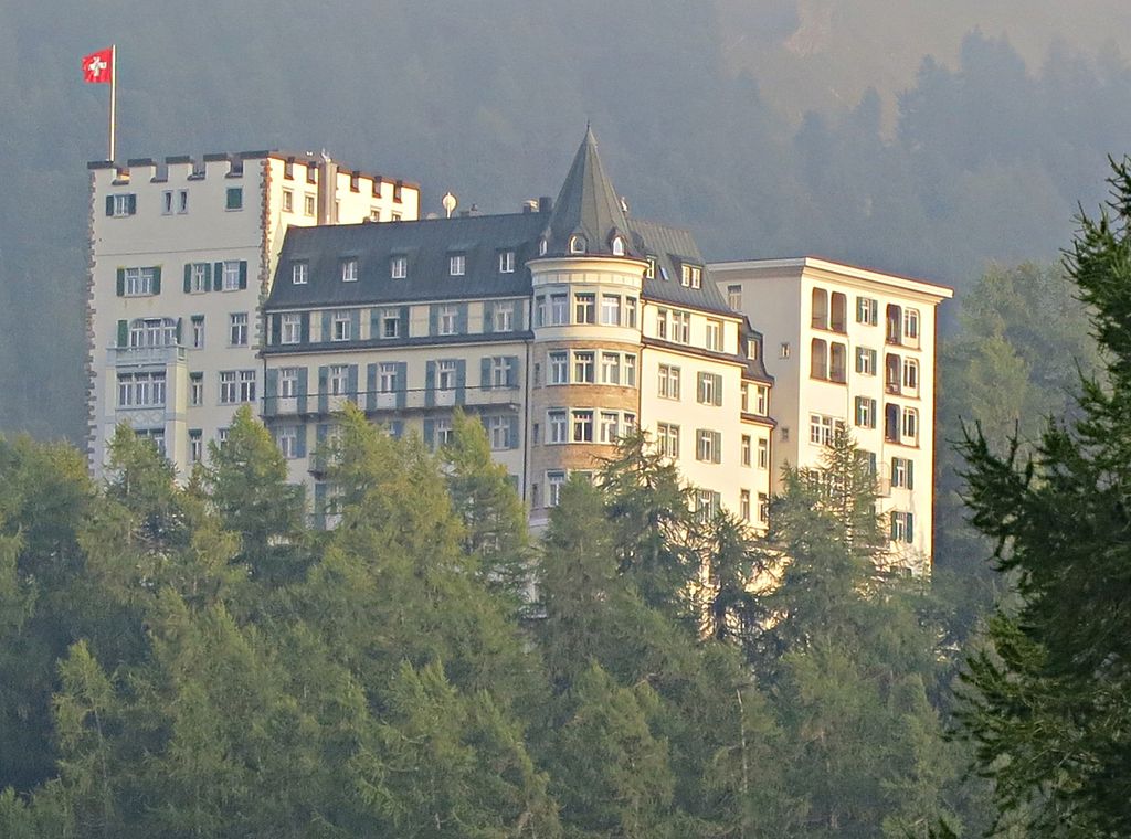 8 1024px-Sils_Waldhaus.jpg