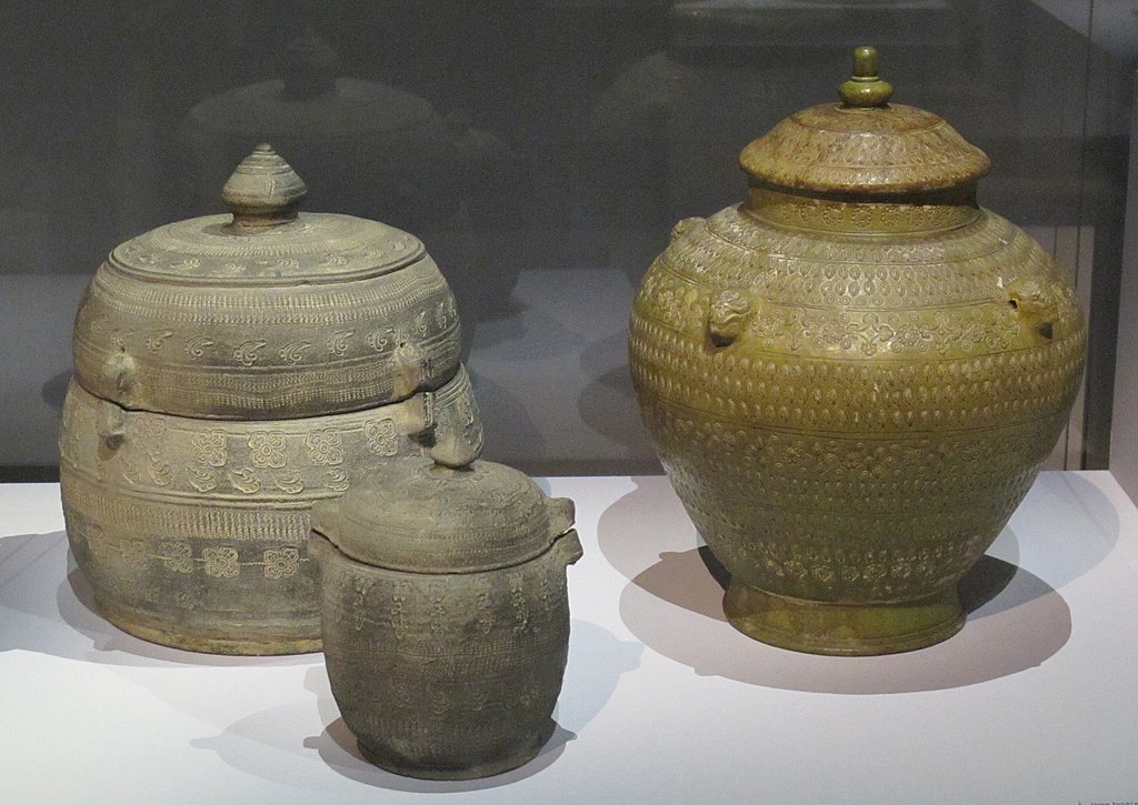 8-9 1024px-Burial_urns._Silla._National_Museum_of_Korea.jpg