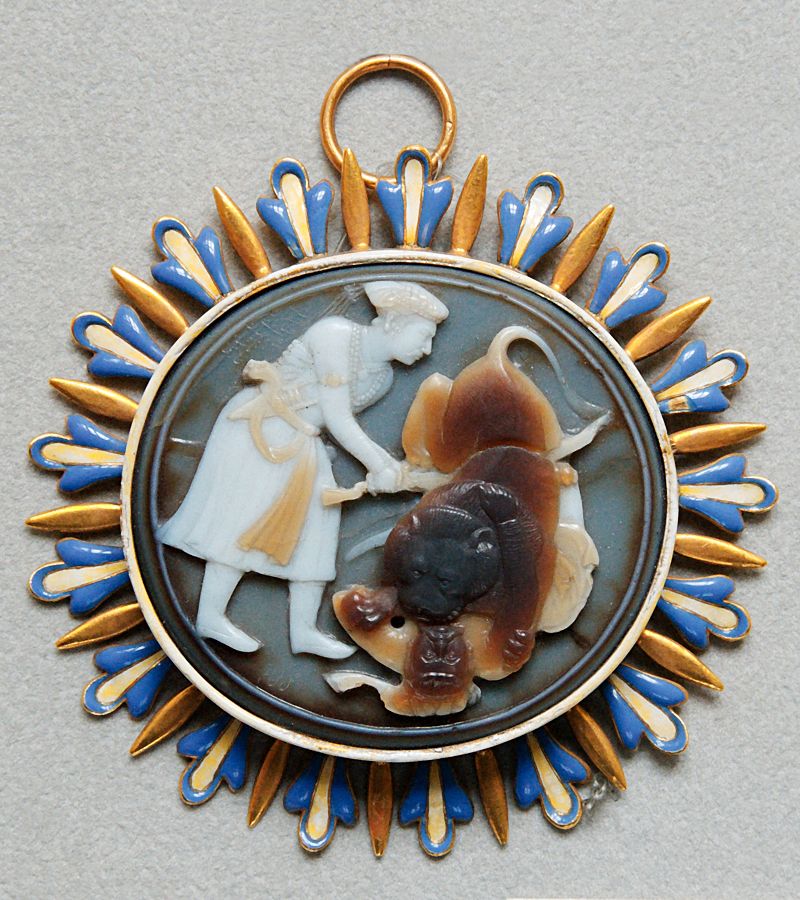 800px-Cameo_Shah_Djahan_CdM_Paris_Bab366.jpg