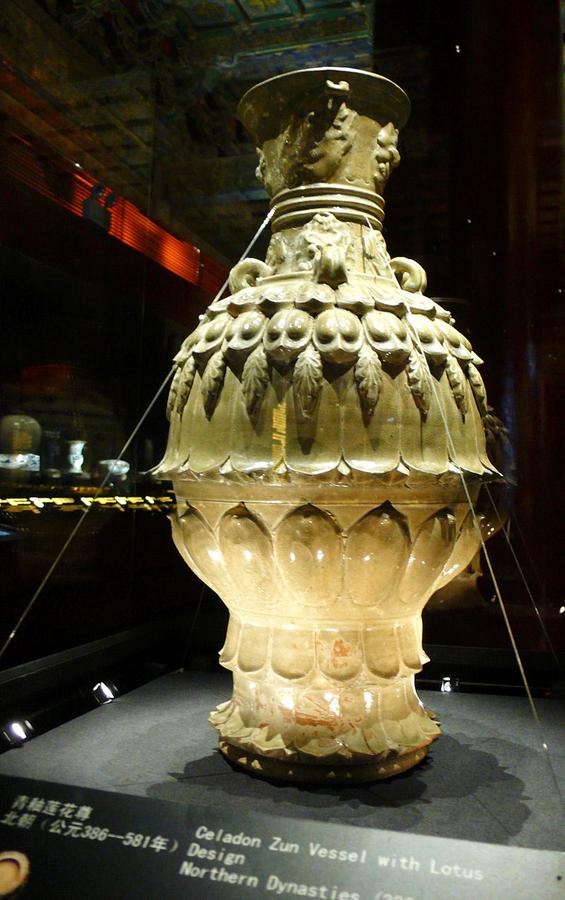 800px-China_ceramics_lotus_vessel.JPG