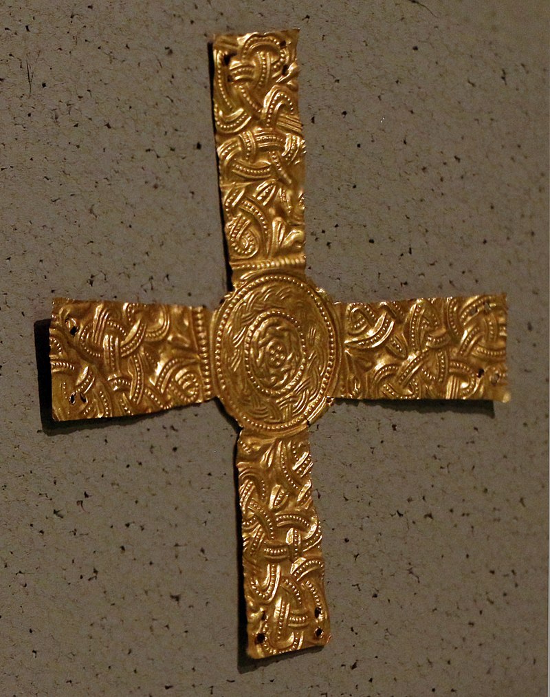 800px-Corredo_della_principessa_di_civezzano,_crocetta_in_oro,_600-650_dc_ca._01.jpg