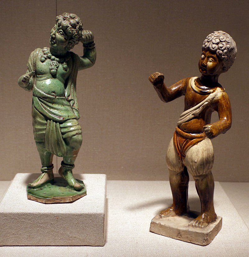 800px-Dinastia_tang,_uomo_coi_capelli_ricci,_VII-VIII_secolo.jpg