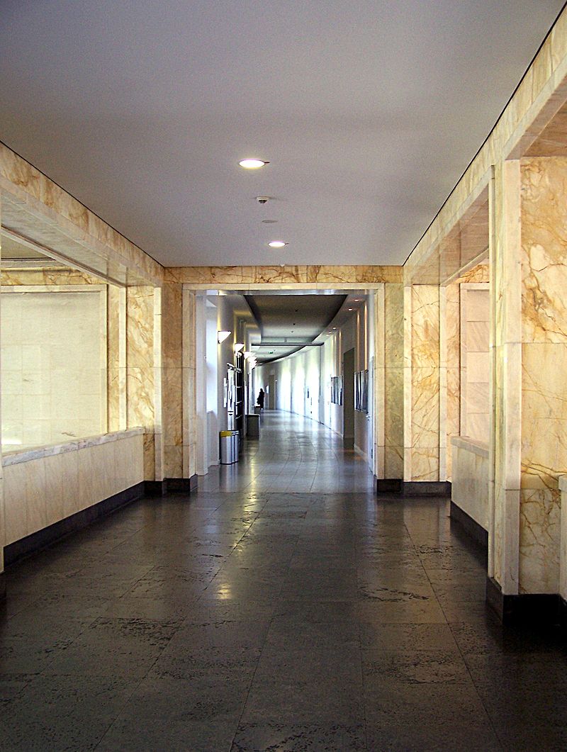 800px-Flur_Haupteingang_I.G.-Farben-Haus.jpg