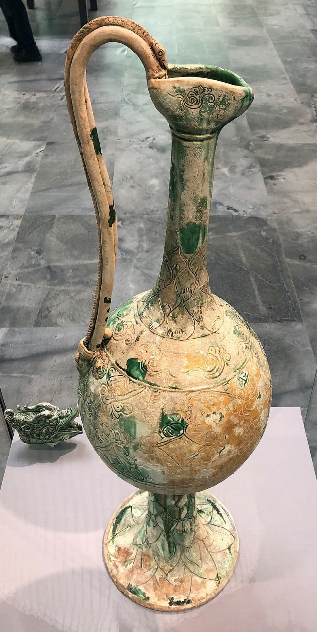 800px-Gongxian_stoneware_ewer_830s_Tang_shipwreck_IMG_9338.jpg
