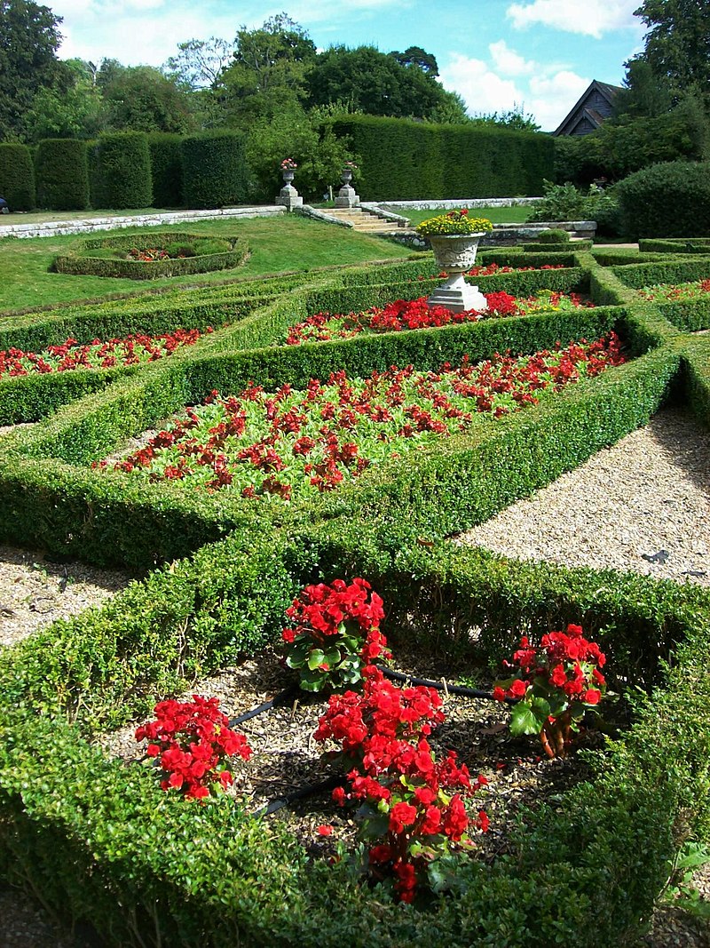 800px-Groombridge_Place,_formal_gardens_1.jpg