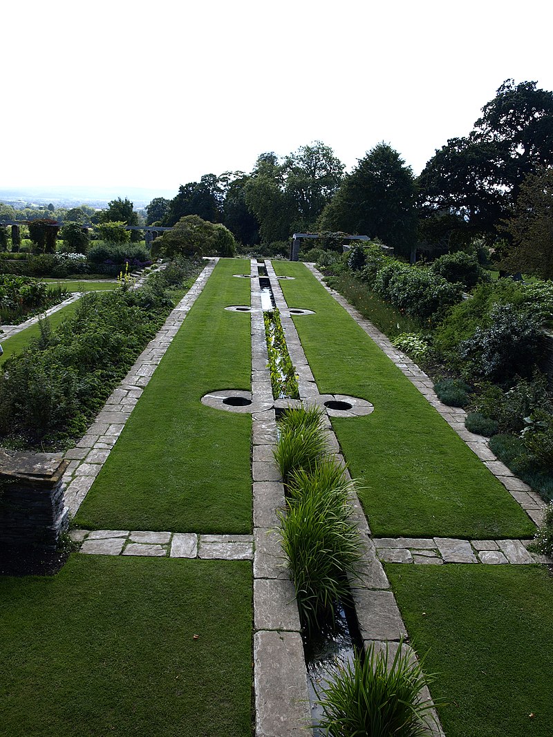 800px-Hestercombe_rill3.jpg