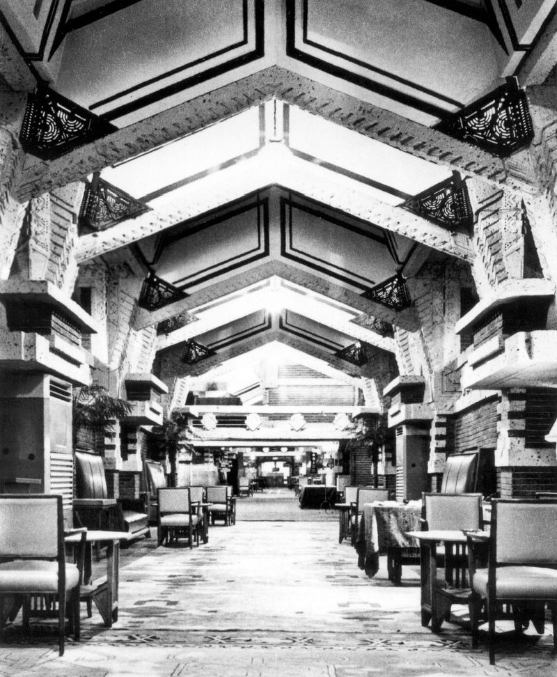800px-Imperial_Hotel_FLW_12 (1).jpg