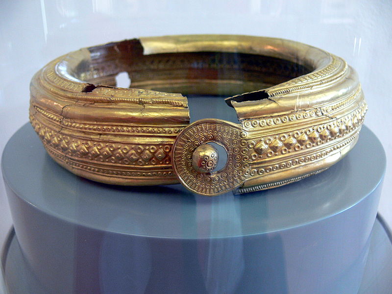 800px-Linz_Schlossmuseum_-_Uttendorf_Halsreifen.jpg
