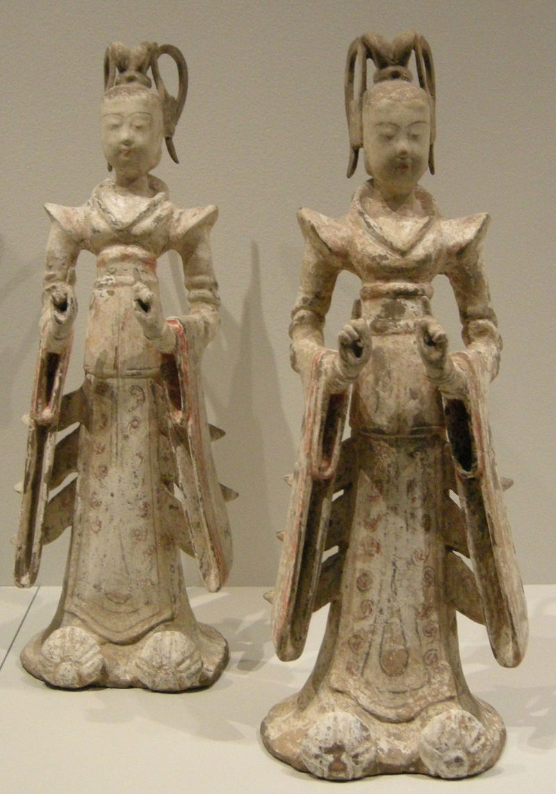 800px-Nswag,_dinastia_han,_coppia_di_figurine_femminili_in_abiti_cerimoniali.jpg