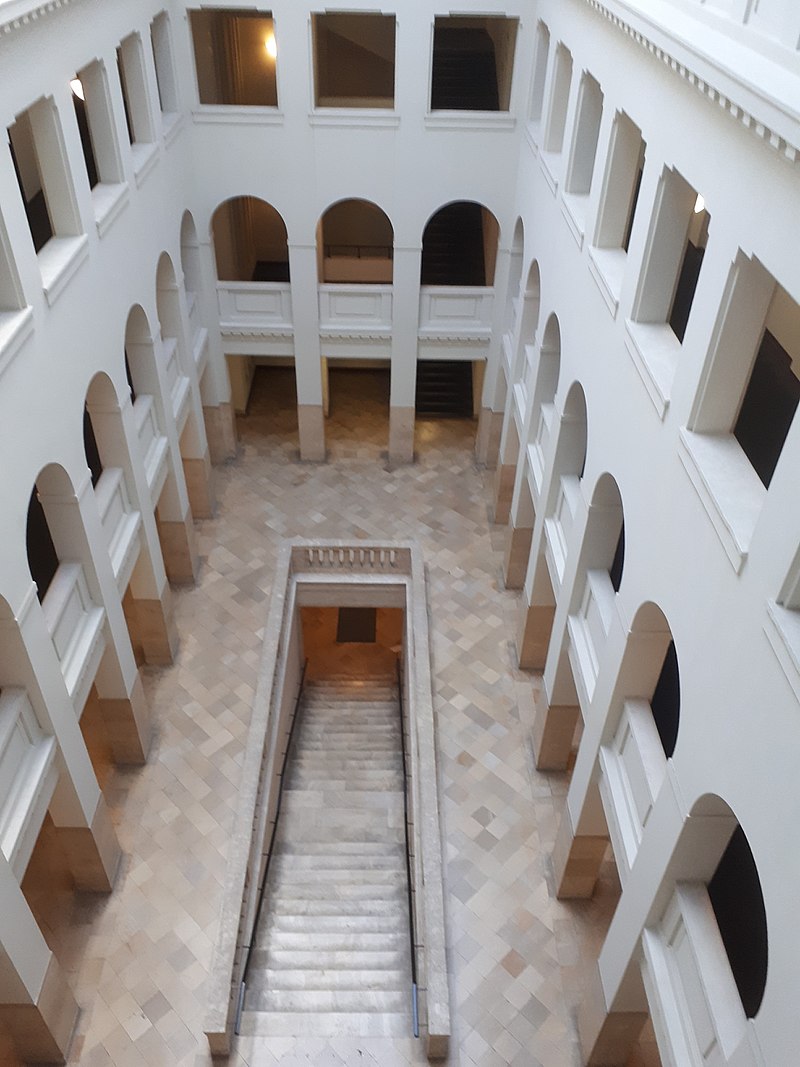 800px-Oberschöneweide_Behrensbau_Innenhof.jpg