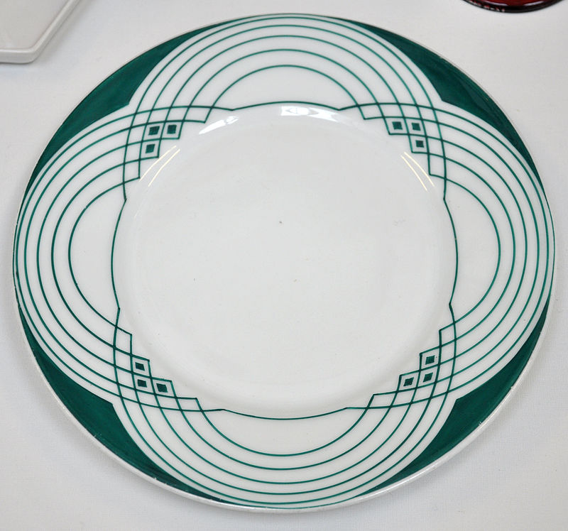 800px-Peter_Behrens_Porcelain_plate_linear_pattern_1901_BM.jpg