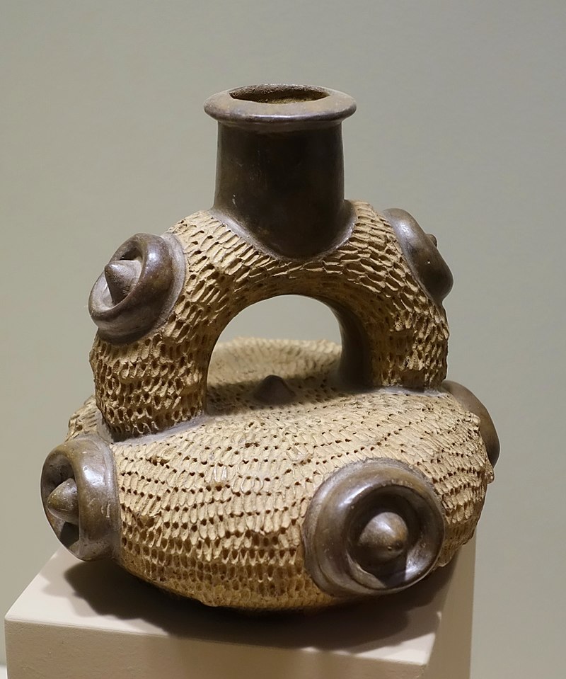 800px-Stirrup-spout_vessel,_Chavin_style,_Peru_north_coast,_Early_Horizon,_c._900-200_BC,_.jpg