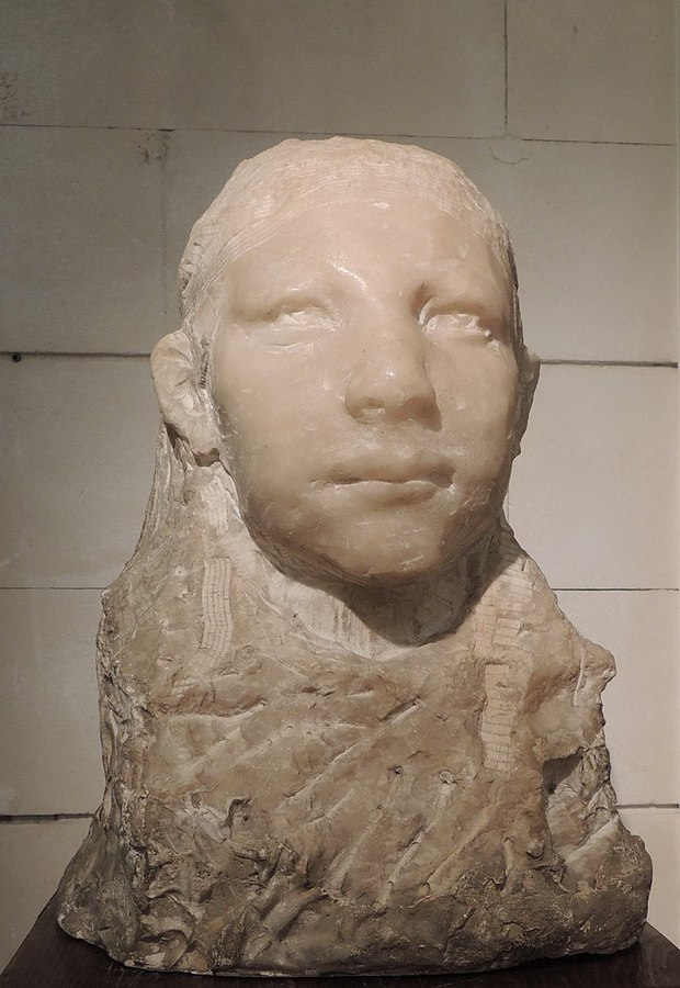800px-Ukrotitel_(1925)_-_A.Golubkina's_museum_-_byп_shakko_02.jpg