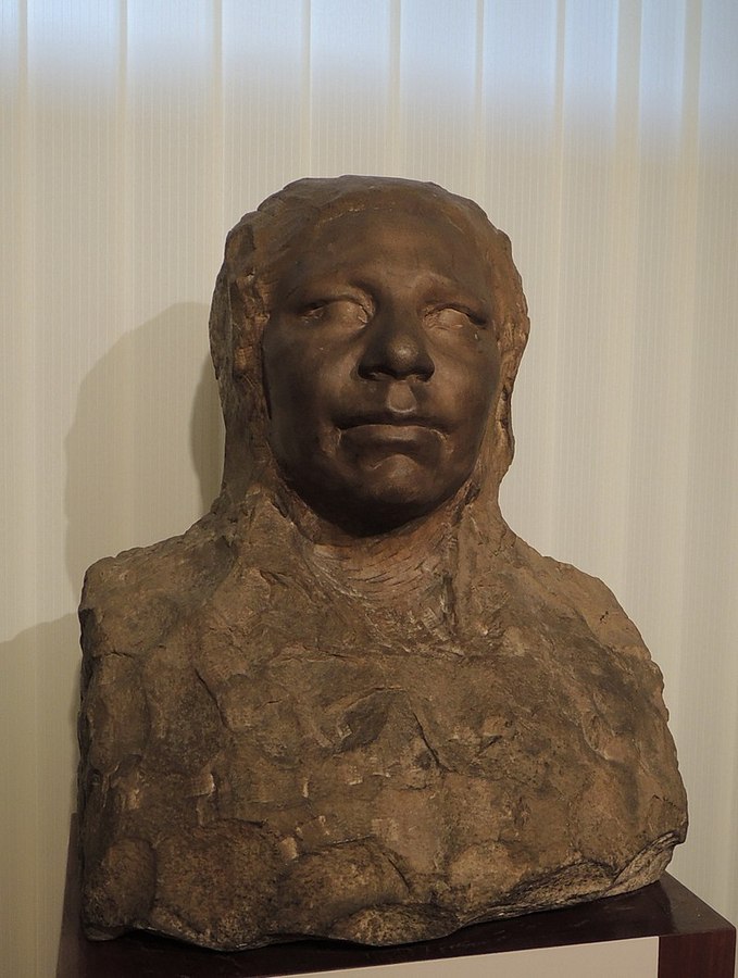 800px-Zhenschina_v_platke_(1908)_-_A.Golubkina's_museum_п-_by_shakko_01.jpg