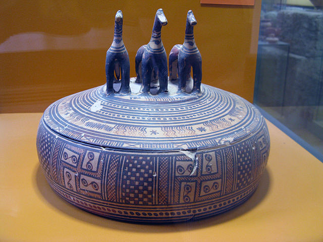8dtr640px-Late_geometric_pyxis_Ancient_Agora_Museum.jpg
