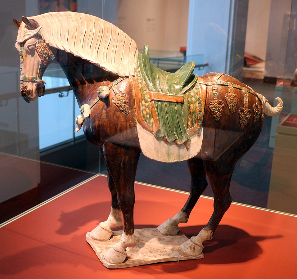 957px-Dinastia_tang,_cavallo_sellato,_700-720_dc_ca.jpg