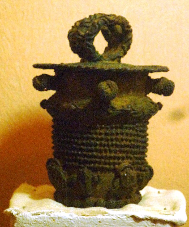 9th_century_bronze_ceremonial_pot,_Igbo-Ukwu,_Nigeria.JPG
