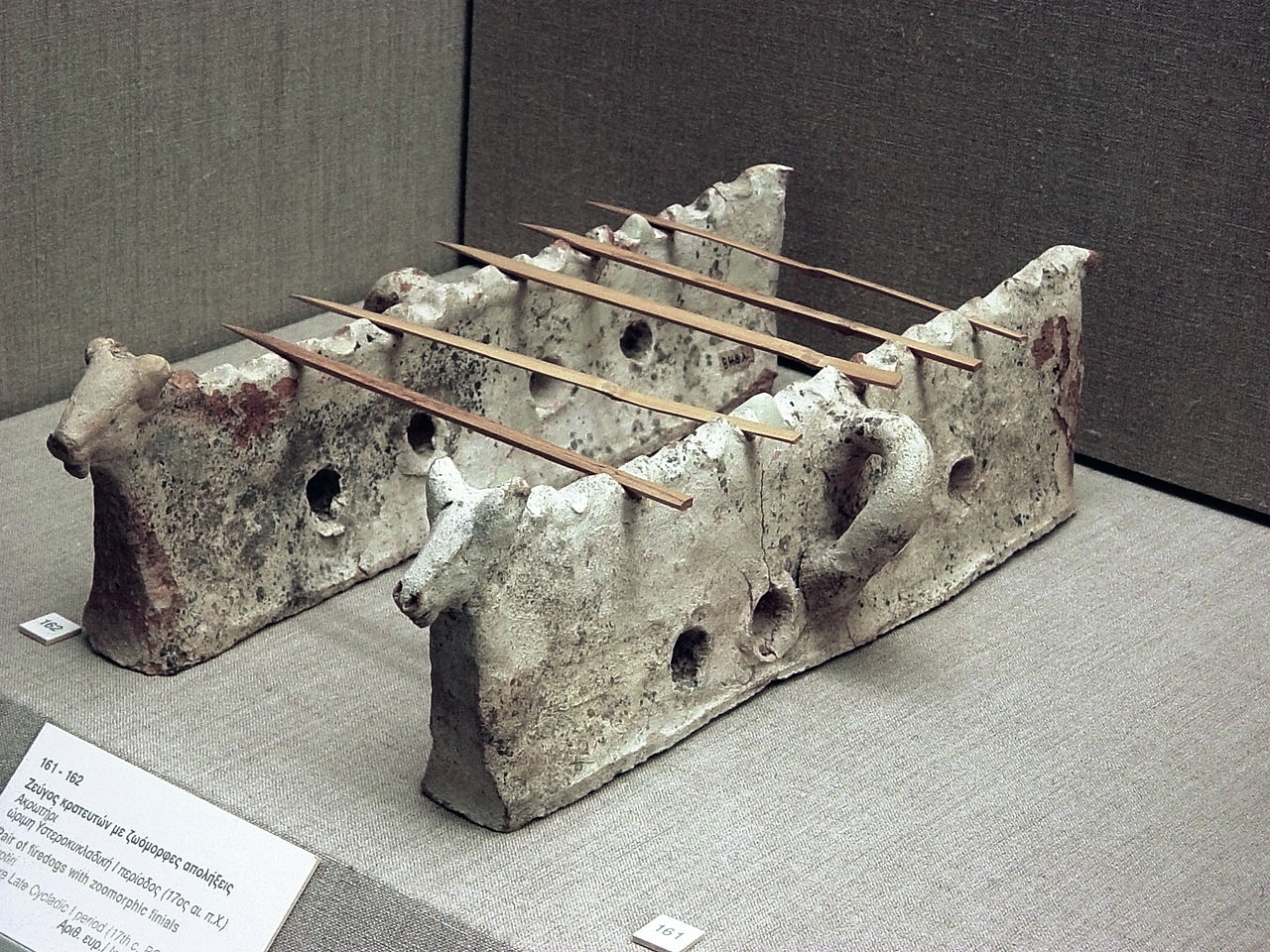 Akrotiri_terracotta_firedogs_with_zoomorphic_finials.jpg