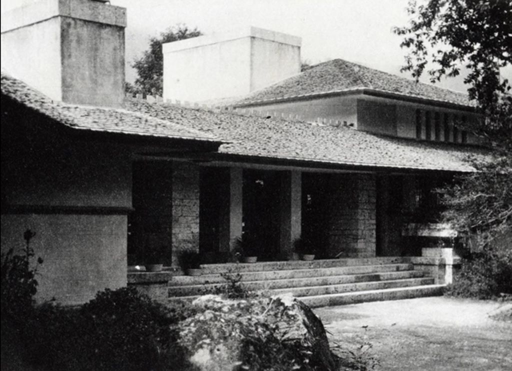 Arinobu_Fukuhara_House,_front_entrance.jpg