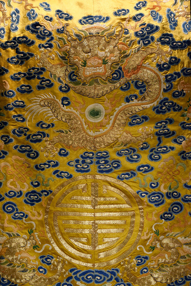 Bao_Dai_imperial_robe_private_collection_EDAV.jpg