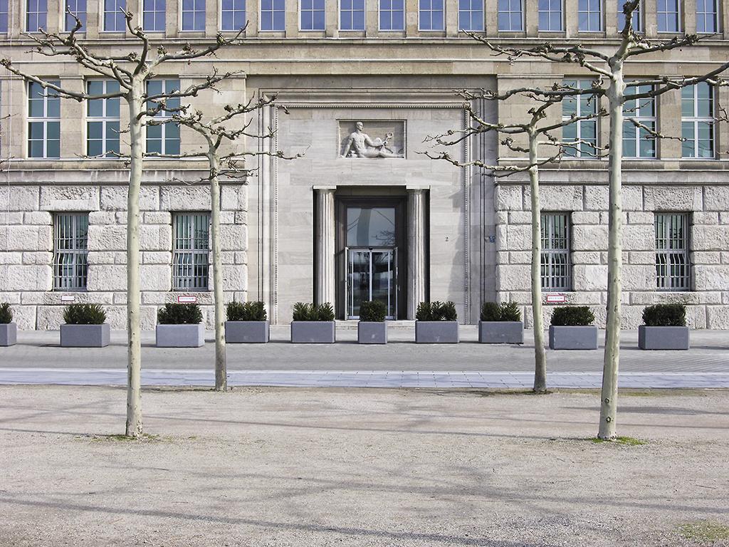 Behrens_düsseld_vodafon_ehem_mannesmann_vordereingang.jpg