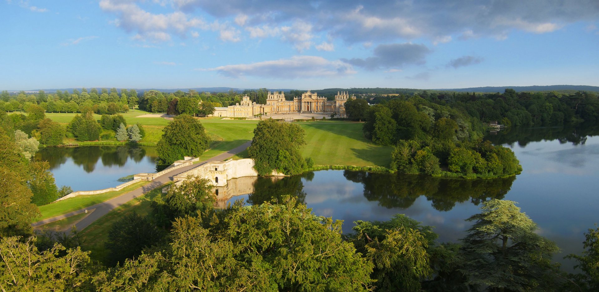 Blenheim Palace North Front Aerial Great Lakeп.jpg