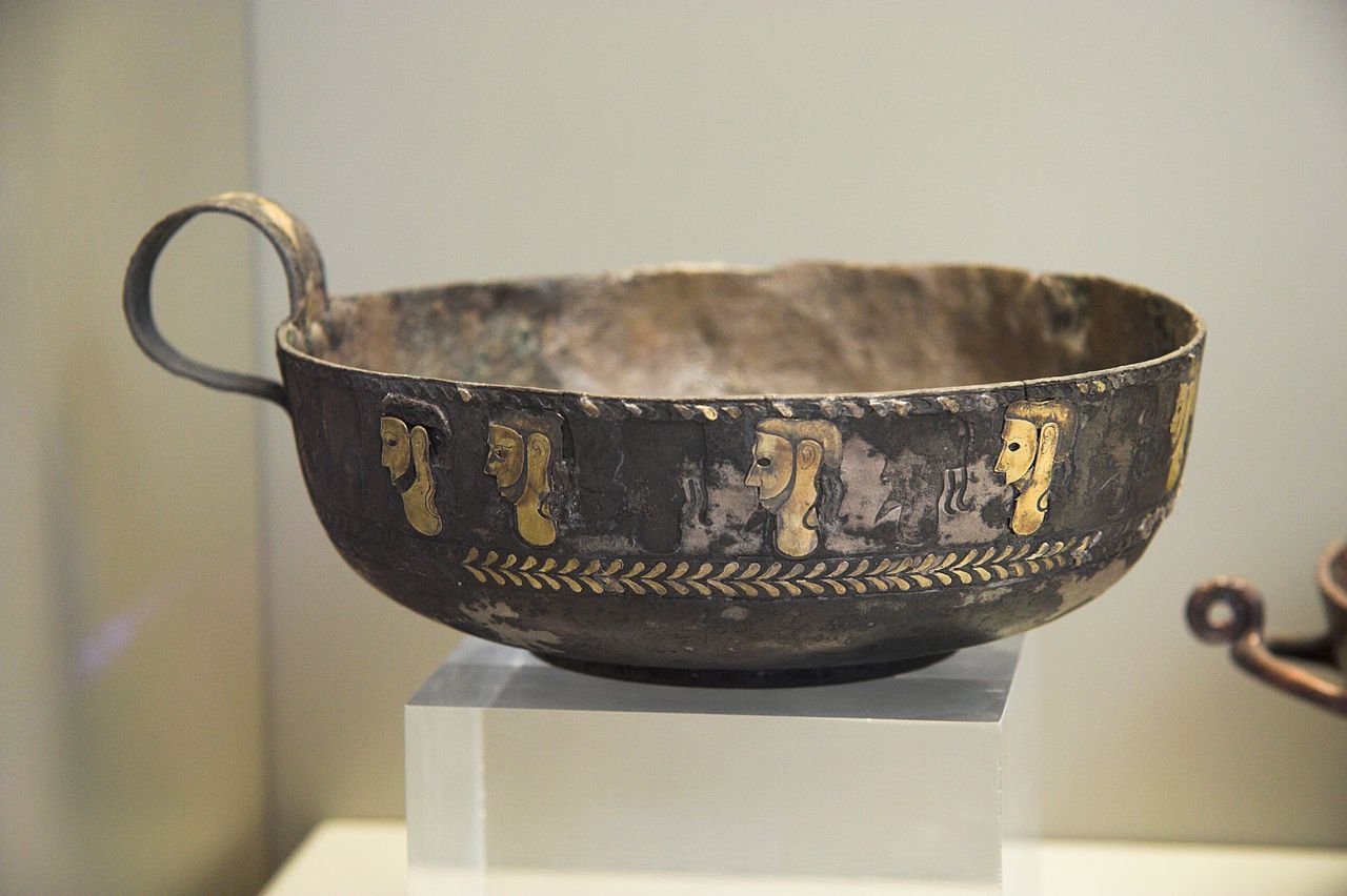 Bowl_silver_inlaid_Macenaean_NAMA_080863.jpg
