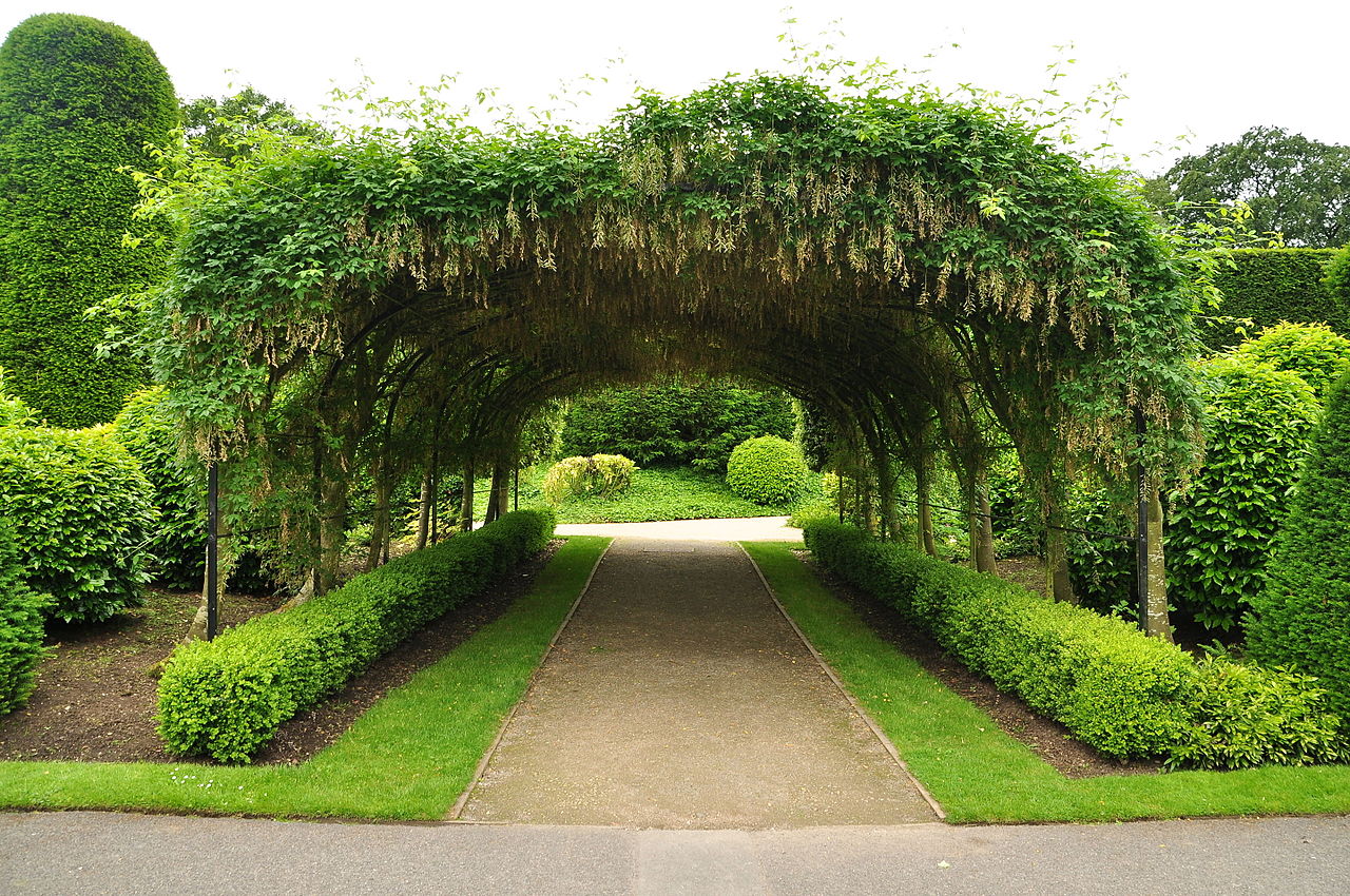 Brodsworth_Hall_gardens_(9057).jpg