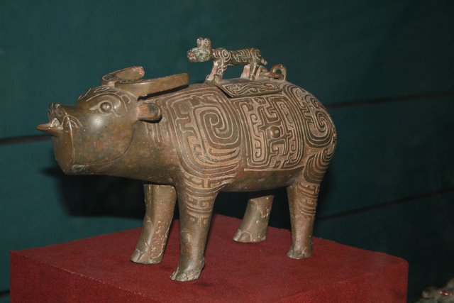 Bronze_tiger_on_top_of_water_buffalo,_Zhou_Dynasty.JPG