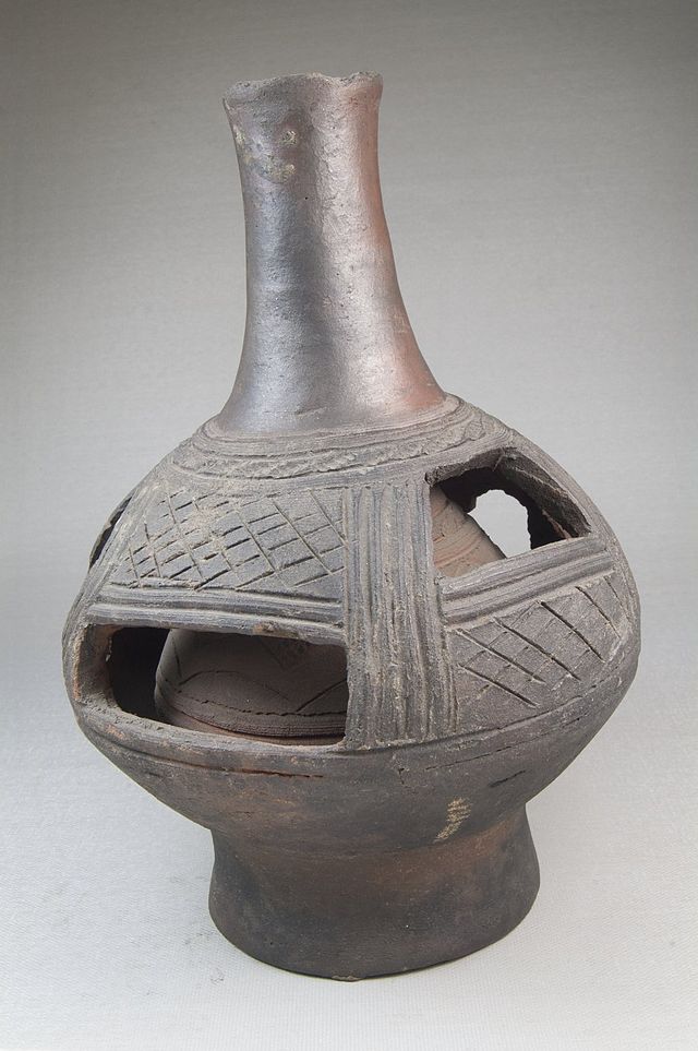 Brooklyn_Museum_22.1654_Vessel_Bottle.jpg