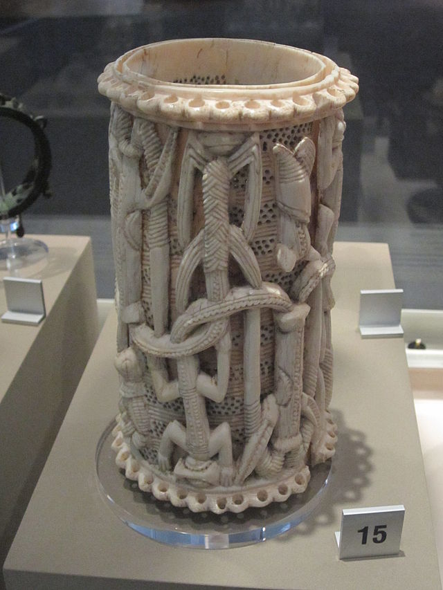 Carved_ivory_armlet_(Yoruba,_Owo,_Nigeria),_World_Museum_Liverpool_(1).JPG