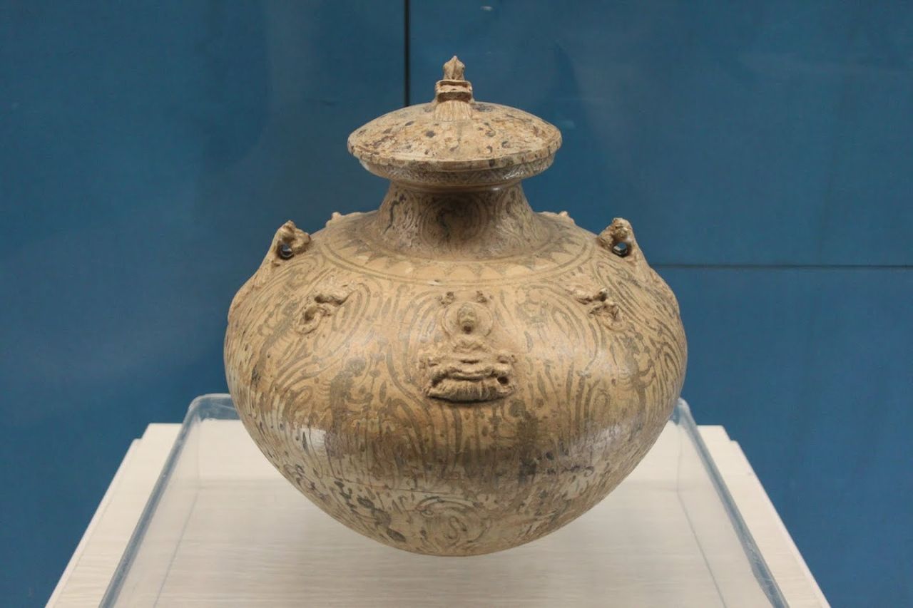 Celadon_pot,_Three_Kingdoms.HenanProvincialMuseum.JPG