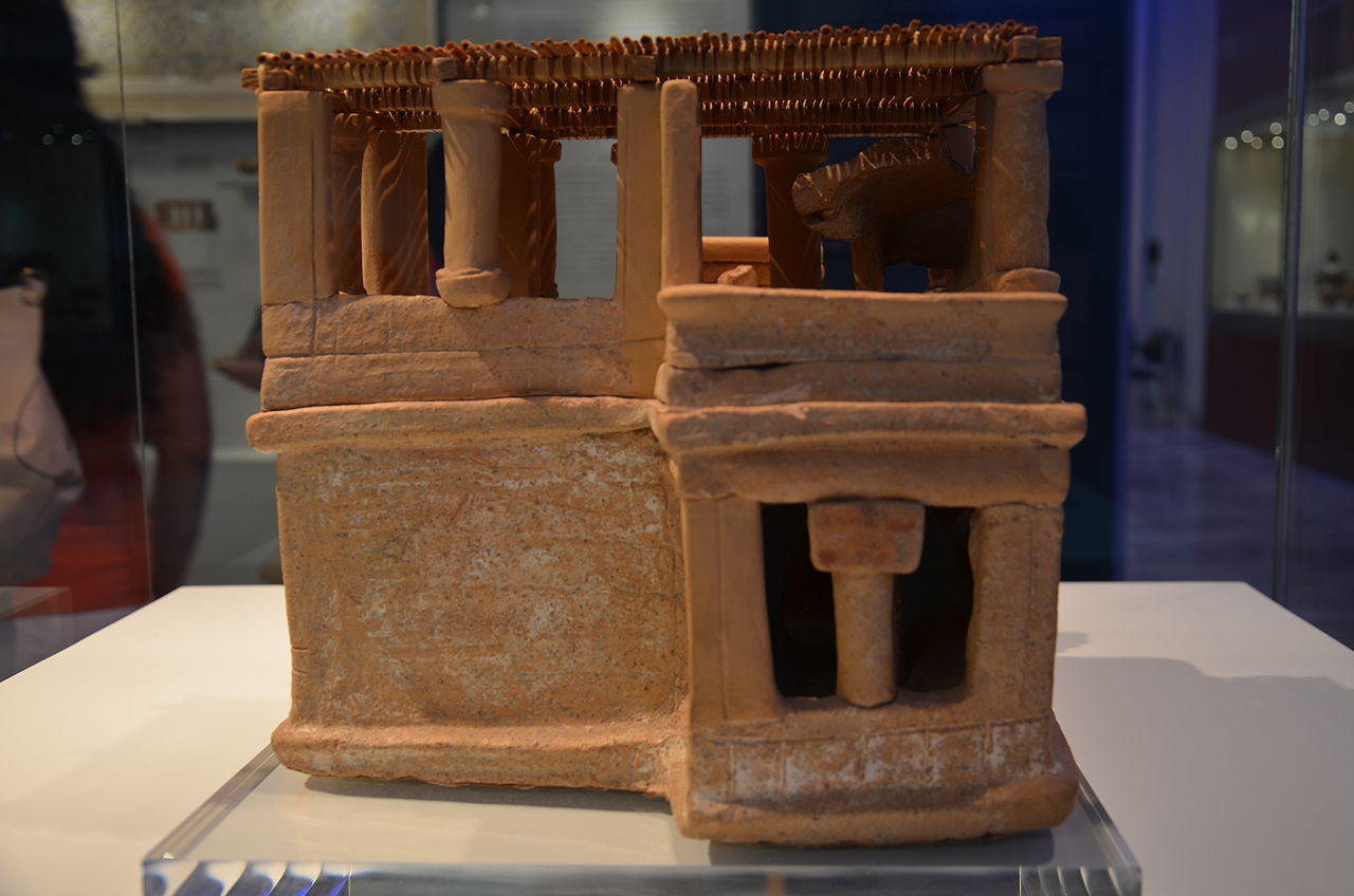 Clay_model_of_a_house_from_Acharnes_2.JPG