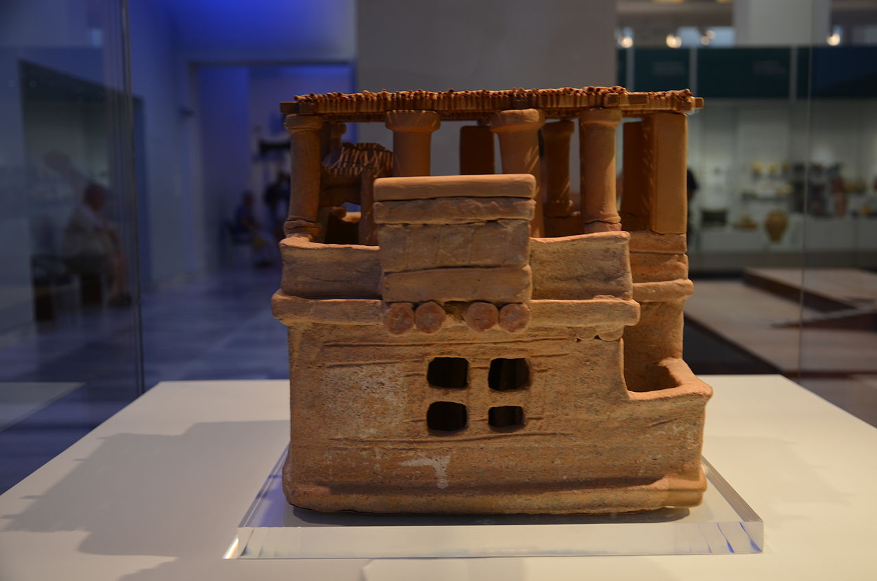 Clay_model_of_a_house_from_Acharnes_4.JPG