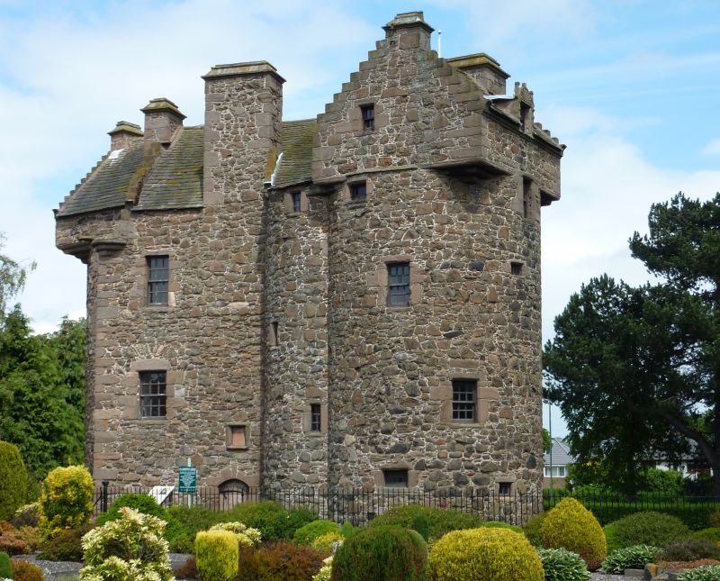 Claypotts_castle_02.jpg