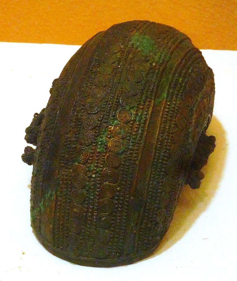 Cresentric_bowl,_bronze,_9th_century,_Igbo-Ukwu,_Nigeria.JPG