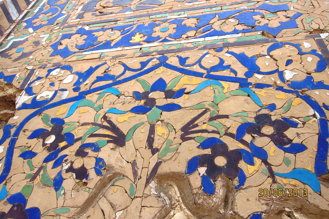 Damaged_yet_intricate_pietra_dura_inlay_work_at_Chini_Ka_Rauza_04.JPG