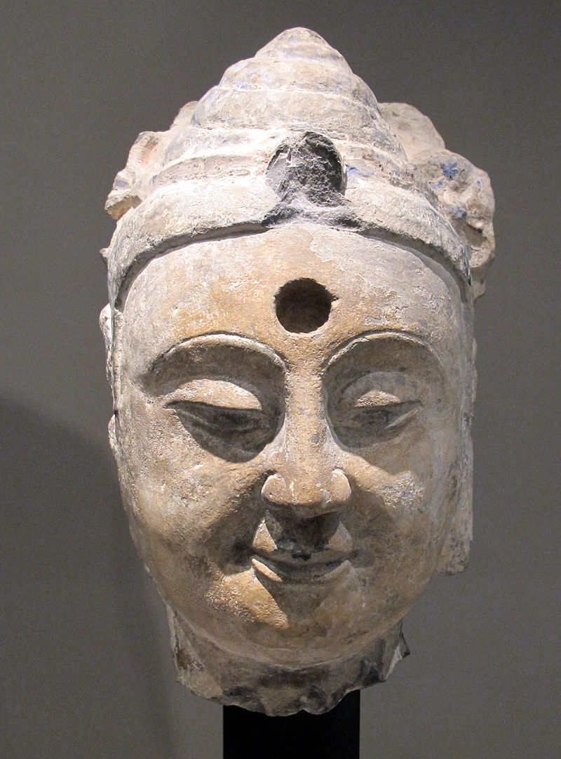 Dinastia_sui_(inizio),_testa_di_pratyeka_buddha,_580-600_ca..JPG
