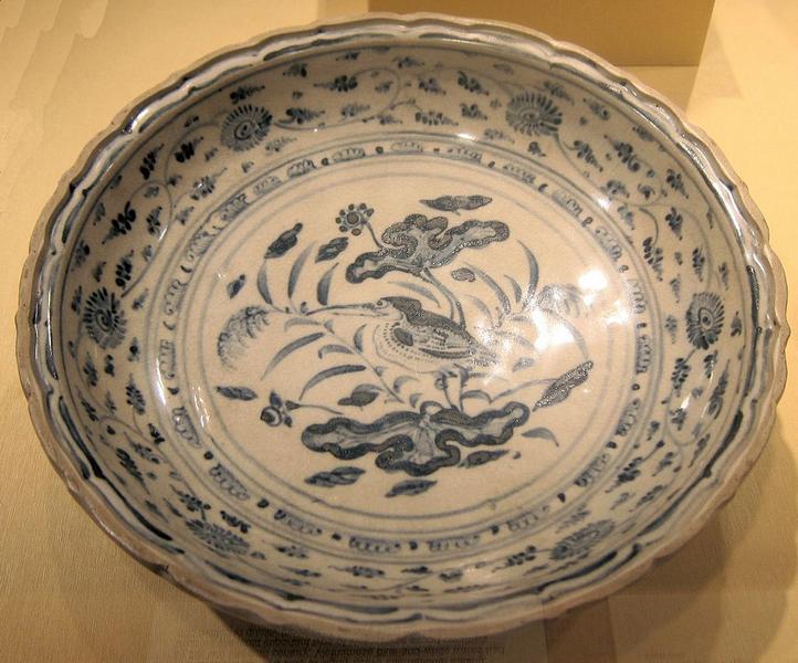 Dish_with_a_long-beaked_flycatcher_among_lotus_from_Vietnam,_Annam,_15th_century,_HAA.JPG