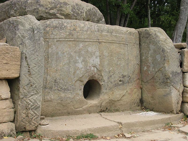 Dolmen_Russia_Kavkaz_Jane_2.jpg