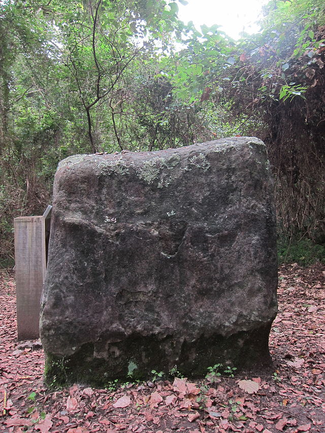 Dulan_Stone_Wall_-_3.JPG