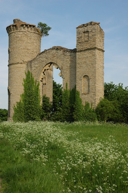 Dunstall_Castle_in_the_spring_-_geograph.org.uk_-_800203.jpg