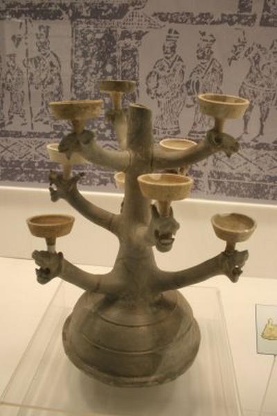 Eastern_Han_candle_holder_with_nine_dragon_heads.JPG