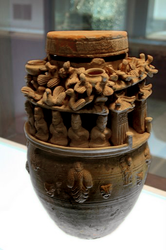 Eastern_Wu_green_glaze_pottery_jar.JPG