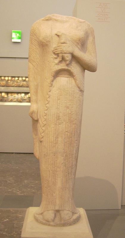 Eastionian_statue_of_a_woman_at_the_Antikensammlung_Berlin_(cropped).jpg