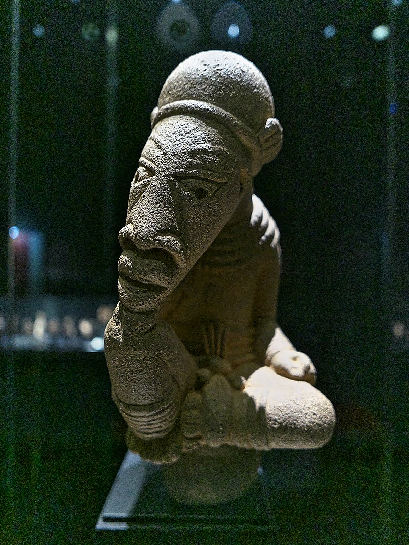 Escultura_masculina_arrodillada,_cultura_Nok.jpg