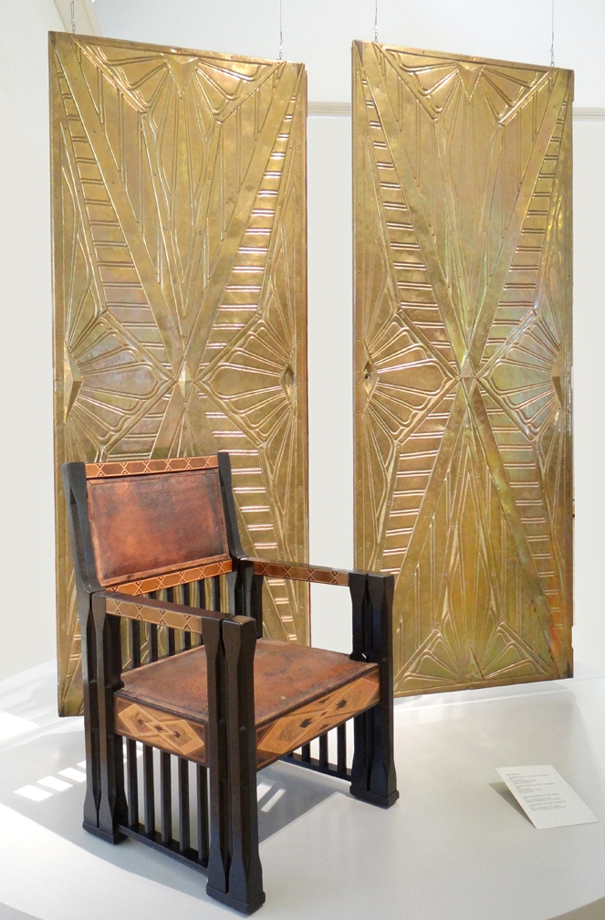 Fauteuil_et_décors_de_porte_de_Peter_Behrens_().jpg